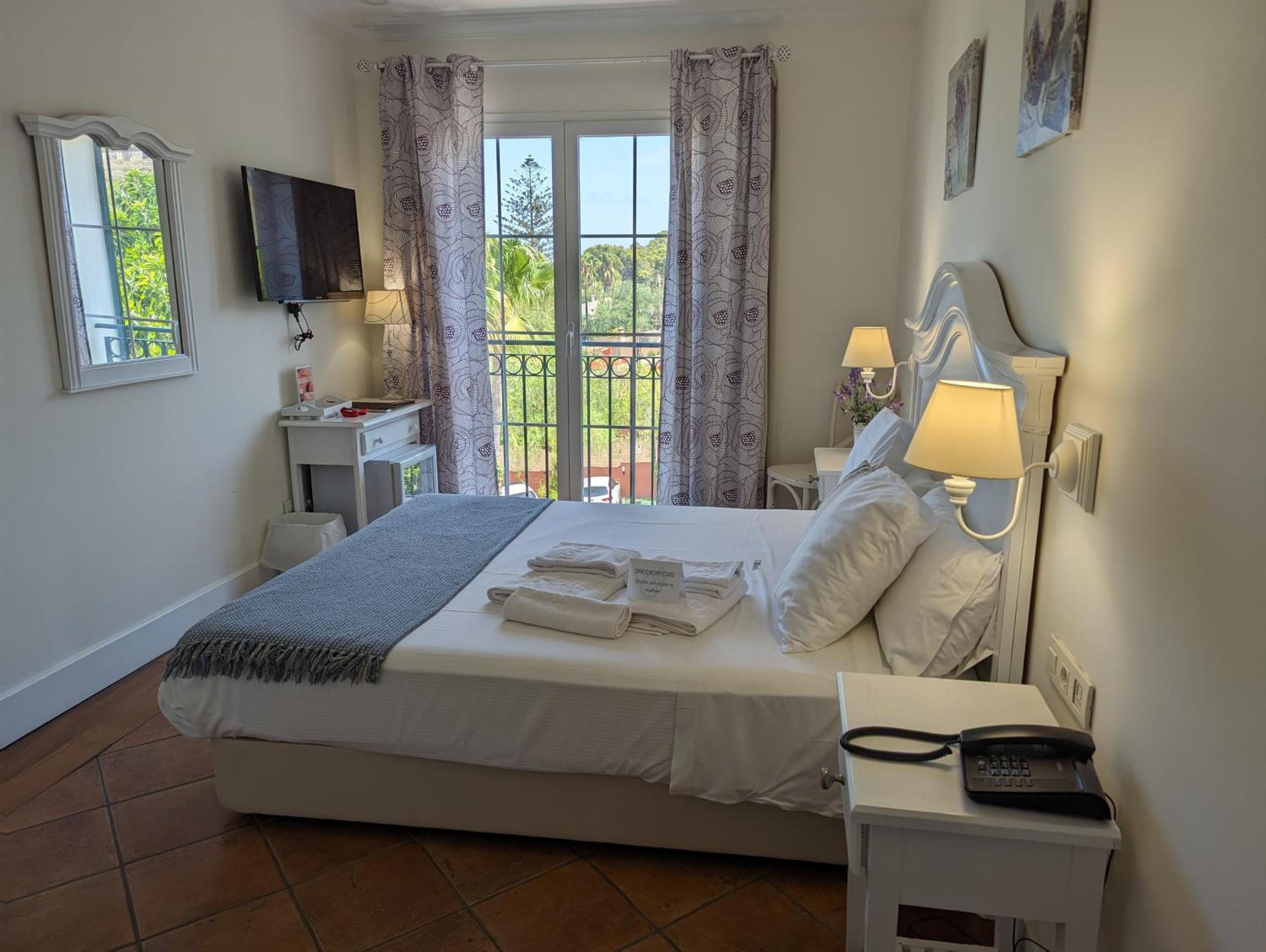 Mr Les Rotes Hotel 4*